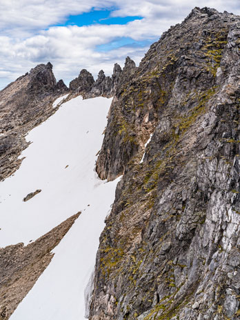 Blick zum Berg und nördlichen Abhang Kvænan