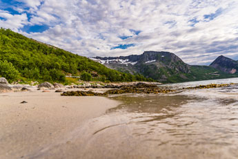 Blick von Kvænbukta zum Berg