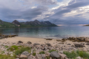 Blick von Kvænbukta zum Berg