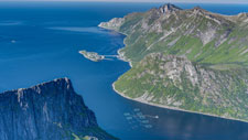 am Berg Grytetippen. Blick zur Insel Husøy