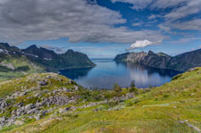 Zum Berg Breitinden. Blick zum Mefjorden