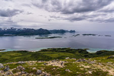 zum Berg Husfjellet. Blick zum Bergsfjorden
