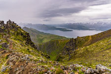 am Berg Husfjellet. Blick zum Bergsfjorden
