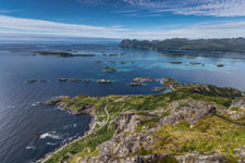 am Berg Sukkertoppen. Blick zum Bergsfjorden