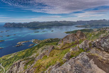 am Berg Sukkertoppen. Blick zum Bergsfjorden