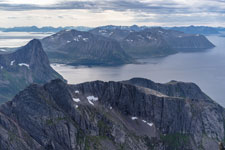 am Berg Kvænan. Blick zum Dorf Rødsand