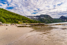 Blick von Kvænbukta zum Berg