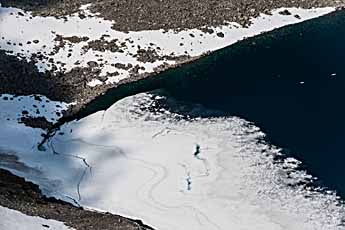 Eisscholle im Sommer am Bjøråvatnet