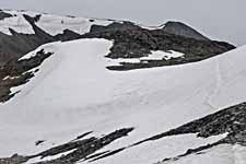 Weg über ein Schneefeld