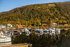 Hafen. Dorf Hennes. Insel Hinnøya