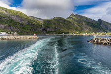 Fähre: Moskenes-Bodø. Hafen Moskenes