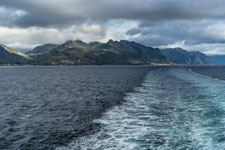Fähre: Moskenes-Bodø. Blick zu Sørvågen