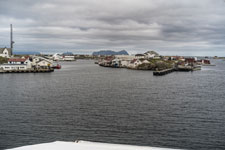 Fähre: Moskenes-Bodø. Insel Røstlandet. Hafen
