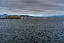 Fähre: Moskenes-Bodø. Festland am Horizont