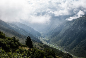 Madrisa Rundtour. Aufstieg zum Schlappiner Joch. Blick ins Tal
