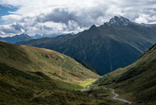 Madrisa Rundtour. Aufstieg zum St. Antönier Joch. Blick ins Tal