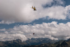 Madrisa Rundtour. Am St. Antönier Joch. Rettungshubschrauber am Einsatz