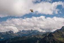 Madrisa Rundtour. Am St. Antönier Joch. Rettungshubschrauber am Einsatz