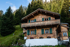 Madrisa Rundtour. Dorf Schlappin. Ein Haus